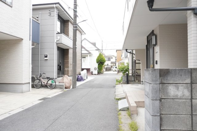 草加市八幡町 中古戸建の前面道路含む現地写真
