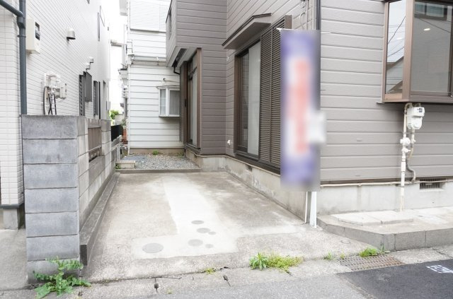 草加市八幡町 中古戸建の前面道路含む現地写真