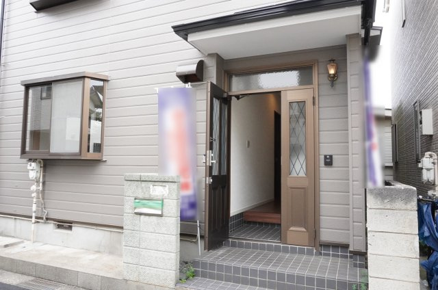 草加市八幡町 中古戸建の玄関