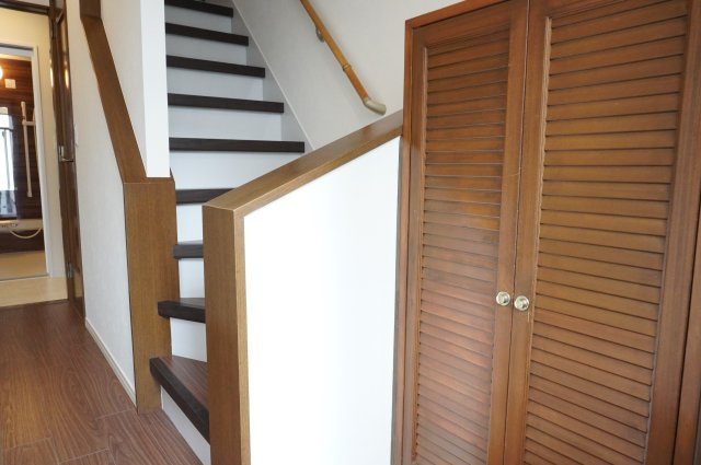 草加市八幡町 中古戸建の玄関