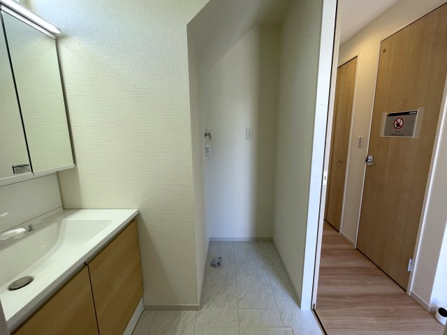 カワイも、中身も、安心も。全てを手に入れたい、そんな方にはこの『旭区中白根２丁目』新築戸建です。地震対策制震ダンパーで安心、浴室テレビは長湯禁止、それでカワイイなんて罪。の洗面所|脱衣スペースもあります