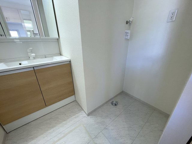 カワイも、中身も、安心も。全てを手に入れたい、そんな方にはこの『旭区中白根２丁目』新築戸建です。地震対策制震ダンパーで安心、浴室テレビは長湯禁止、それでカワイイなんて罪。のランドリースペース