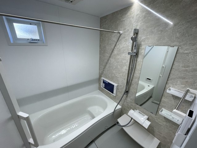 カワイも、中身も、安心も。全てを手に入れたい、そんな方にはこの『旭区中白根２丁目』新築戸建です。地震対策制震ダンパーで安心、浴室テレビは長湯禁止、それでカワイイなんて罪。の浴室|落ち着いた空間のお風呂です