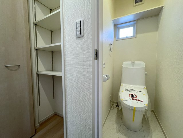 カワイも、中身も、安心も。全てを手に入れたい、そんな方にはこの『旭区中白根２丁目』新築戸建です。地震対策制震ダンパーで安心、浴室テレビは長湯禁止、それでカワイイなんて罪。のトイレ|トイレもきれいです