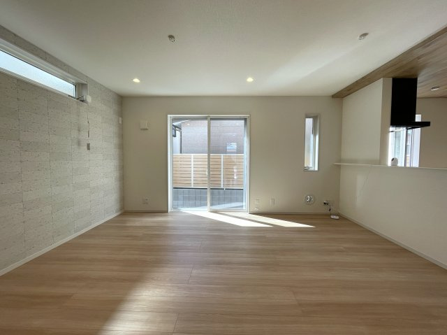 カワイも、中身も、安心も。全てを手に入れたい、そんな方にはこの『旭区中白根２丁目』新築戸建です。地震対策制震ダンパーで安心、浴室テレビは長湯禁止、それでカワイイなんて罪。の居間・リビング|おしゃれなリビングです