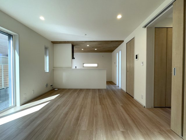 カワイも、中身も、安心も。全てを手に入れたい、そんな方にはこの『旭区中白根２丁目』新築戸建です。地震対策制震ダンパーで安心、浴室テレビは長湯禁止、それでカワイイなんて罪。の居間・リビング|ゆったり過ごせる居間です