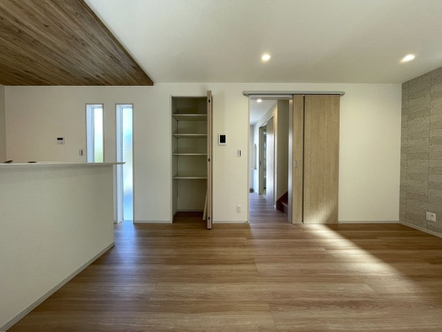 カワイも、中身も、安心も。全てを手に入れたい、そんな方にはこの『旭区中白根２丁目』新築戸建です。地震対策制震ダンパーで安心、浴室テレビは長湯禁止、それでカワイイなんて罪。の居間・リビング|使いやすい居間です