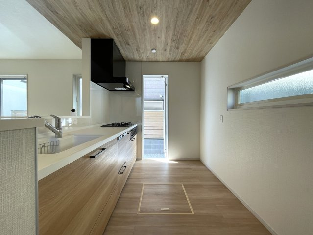 カワイも、中身も、安心も。全てを手に入れたい、そんな方にはこの『旭区中白根２丁目』新築戸建です。地震対策制震ダンパーで安心、浴室テレビは長湯禁止、それでカワイイなんて罪。のキッチン|使いやすいキッチンです