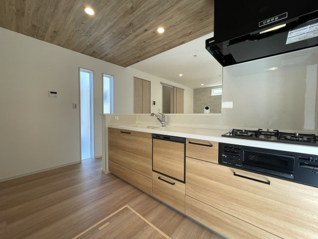 カワイも、中身も、安心も。全てを手に入れたい、そんな方にはこの『旭区中白根２丁目』新築戸建です。地震対策制震ダンパーで安心、浴室テレビは長湯禁止、それでカワイイなんて罪。のキッチン|お料理しやすいキッチンです