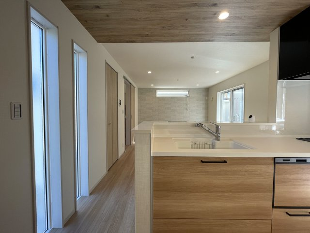 カワイも、中身も、安心も。全てを手に入れたい、そんな方にはこの『旭区中白根２丁目』新築戸建です。地震対策制震ダンパーで安心、浴室テレビは長湯禁止、それでカワイイなんて罪。のキッチン|キッチンです