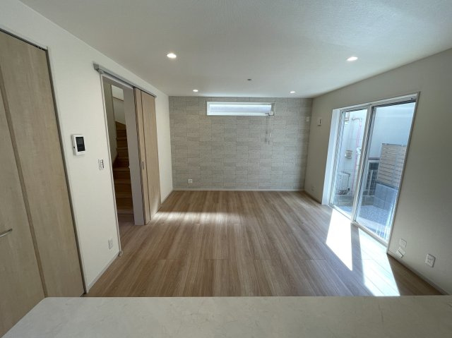 カワイも、中身も、安心も。全てを手に入れたい、そんな方にはこの『旭区中白根２丁目』新築戸建です。地震対策制震ダンパーで安心、浴室テレビは長湯禁止、それでカワイイなんて罪。の居間・リビング|ゆったりとした居間です