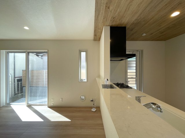 カワイも、中身も、安心も。全てを手に入れたい、そんな方にはこの『旭区中白根２丁目』新築戸建です。地震対策制震ダンパーで安心、浴室テレビは長湯禁止、それでカワイイなんて罪。の居間・リビング|おしゃれなリビングです