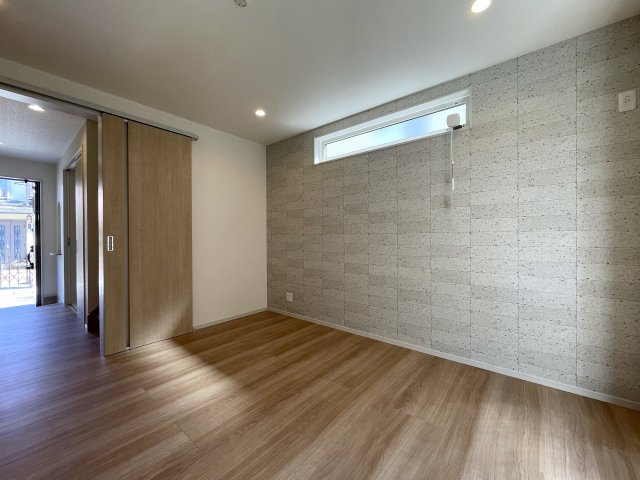 カワイも、中身も、安心も。全てを手に入れたい、そんな方にはこの『旭区中白根２丁目』新築戸建です。地震対策制震ダンパーで安心、浴室テレビは長湯禁止、それでカワイイなんて罪。の居間・リビング