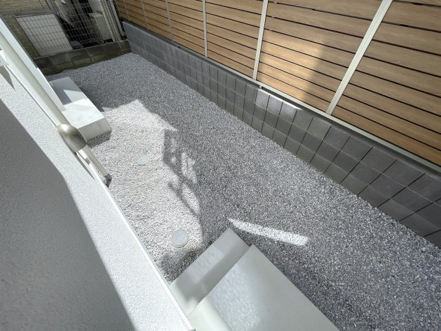 カワイも、中身も、安心も。全てを手に入れたい、そんな方にはこの『旭区中白根２丁目』新築戸建です。地震対策制震ダンパーで安心、浴室テレビは長湯禁止、それでカワイイなんて罪。の庭|小庭です