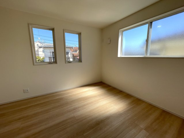 カワイも、中身も、安心も。全てを手に入れたい、そんな方にはこの『旭区中白根２丁目』新築戸建です。地震対策制震ダンパーで安心、浴室テレビは長湯禁止、それでカワイイなんて罪。の洋室|ゆったりした洋室です