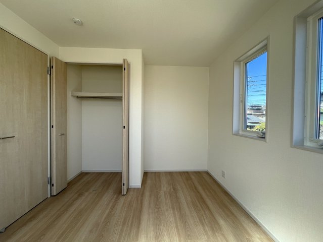 カワイも、中身も、安心も。全てを手に入れたい、そんな方にはこの『旭区中白根２丁目』新築戸建です。地震対策制震ダンパーで安心、浴室テレビは長湯禁止、それでカワイイなんて罪。の洋室|コンパクトで使いやすい洋室です