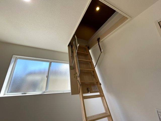 カワイも、中身も、安心も。全てを手に入れたい、そんな方にはこの『旭区中白根２丁目』新築戸建です。地震対策制震ダンパーで安心、浴室テレビは長湯禁止、それでカワイイなんて罪。の設備|小屋裏収納です。折り畳み式の階段を天井に収納しています