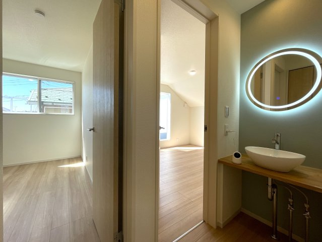 カワイも、中身も、安心も。全てを手に入れたい、そんな方にはこの『旭区中白根２丁目』新築戸建です。地震対策制震ダンパーで安心、浴室テレビは長湯禁止、それでカワイイなんて罪。の内装|明るい色調の室内です