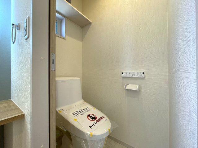 カワイも、中身も、安心も。全てを手に入れたい、そんな方にはこの『旭区中白根２丁目』新築戸建です。地震対策制震ダンパーで安心、浴室テレビは長湯禁止、それでカワイイなんて罪。のトイレ|落ち着いたトイレです