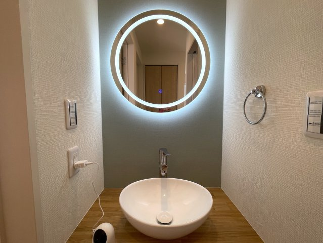 カワイも、中身も、安心も。全てを手に入れたい、そんな方にはこの『旭区中白根２丁目』新築戸建です。地震対策制震ダンパーで安心、浴室テレビは長湯禁止、それでカワイイなんて罪。の独立洗面台|独立洗面台で身支度をすべて済ませてしまいましょう