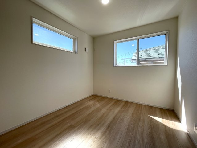 カワイも、中身も、安心も。全てを手に入れたい、そんな方にはこの『旭区中白根２丁目』新築戸建です。地震対策制震ダンパーで安心、浴室テレビは長湯禁止、それでカワイイなんて罪。の洋室|スタンダードな洋室です