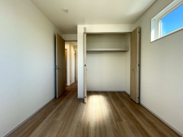 カワイも、中身も、安心も。全てを手に入れたい、そんな方にはこの『旭区中白根２丁目』新築戸建です。地震対策制震ダンパーで安心、浴室テレビは長湯禁止、それでカワイイなんて罪。の洋室|ゆったりした洋室です
