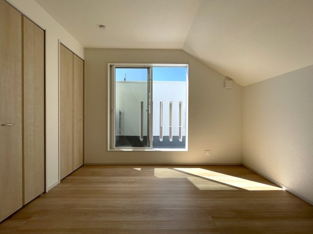カワイも、中身も、安心も。全てを手に入れたい、そんな方にはこの『旭区中白根２丁目』新築戸建です。地震対策制震ダンパーで安心、浴室テレビは長湯禁止、それでカワイイなんて罪。の洋室|コンパクトで使いやすい洋室です