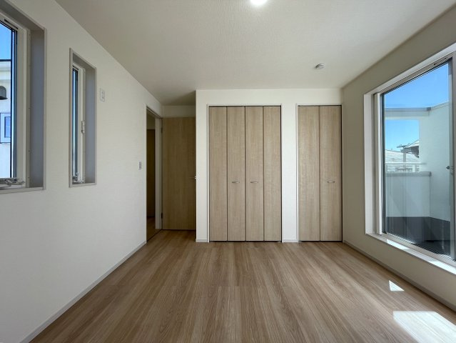 カワイも、中身も、安心も。全てを手に入れたい、そんな方にはこの『旭区中白根２丁目』新築戸建です。地震対策制震ダンパーで安心、浴室テレビは長湯禁止、それでカワイイなんて罪。の洋室|洋室です