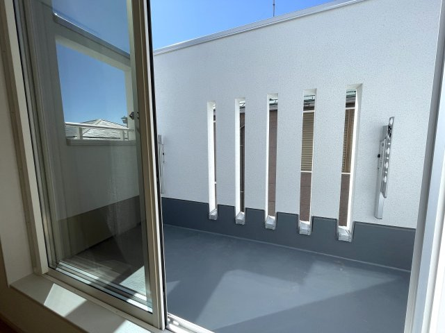 カワイも、中身も、安心も。全てを手に入れたい、そんな方にはこの『旭区中白根２丁目』新築戸建です。地震対策制震ダンパーで安心、浴室テレビは長湯禁止、それでカワイイなんて罪。のバルコニー|外からの目が気にならないバルコニーで洗濯物が干せます