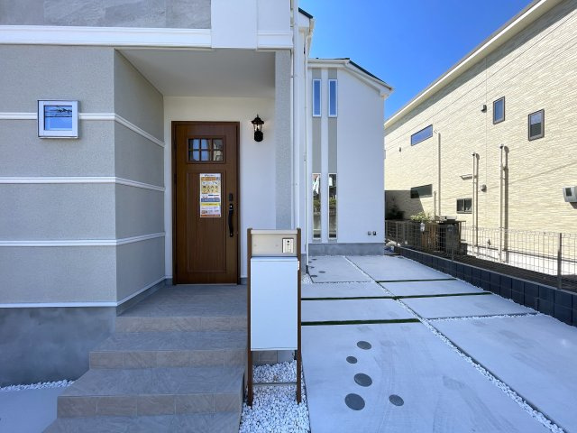 カワイも、中身も、安心も。全てを手に入れたい、そんな方にはこの『旭区中白根２丁目』新築戸建です。地震対策制震ダンパーで安心、浴室テレビは長湯禁止、それでカワイイなんて罪。のエントランス