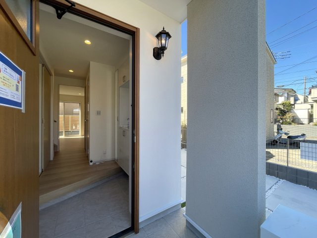 カワイも、中身も、安心も。全てを手に入れたい、そんな方にはこの『旭区中白根２丁目』新築戸建です。地震対策制震ダンパーで安心、浴室テレビは長湯禁止、それでカワイイなんて罪。の玄関|落ち着いた玄関です