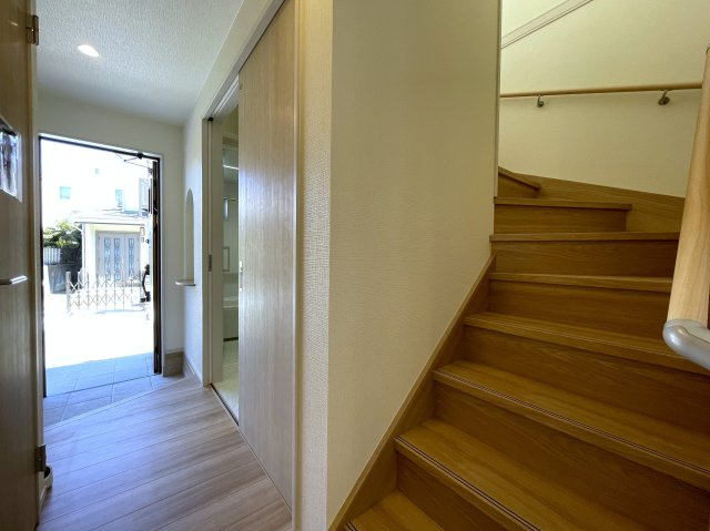 カワイも、中身も、安心も。全てを手に入れたい、そんな方にはこの『旭区中白根２丁目』新築戸建です。地震対策制震ダンパーで安心、浴室テレビは長湯禁止、それでカワイイなんて罪。の内装|明るい色調の室内です