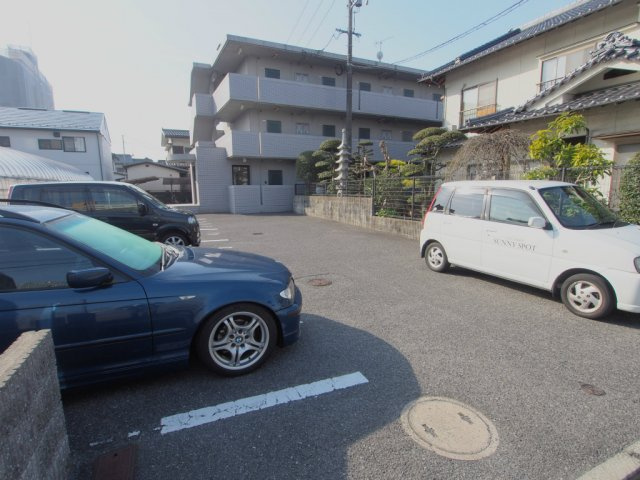 シャローム村岡の駐車場