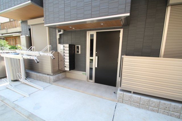 グラナーデ千住緑町のエントランス