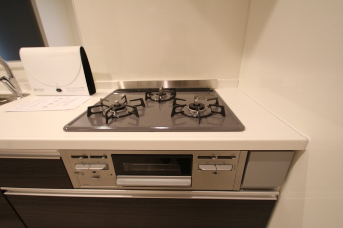 グラナーデ千住緑町のキッチン|3口コンロ