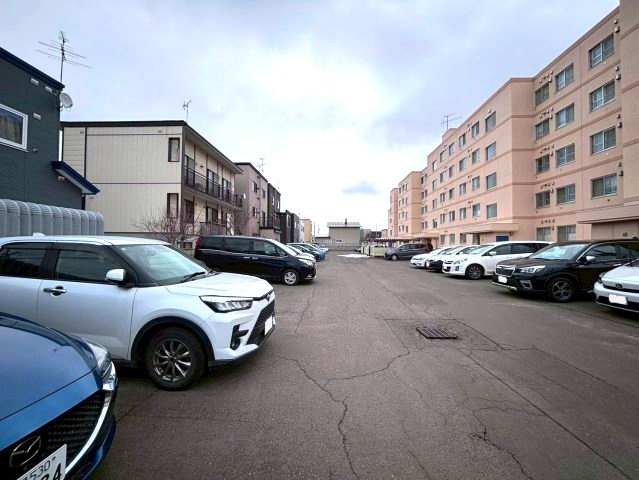 サーム八軒の駐車場