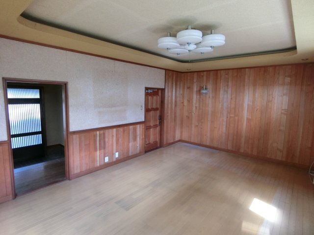 神戸市長田区滝谷町　中古戸建の居間・リビング|１階　南向きの応接間　いまならリビングルームですね　とにかく広い素敵な空間です