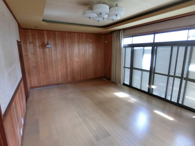 神戸市長田区滝谷町　中古戸建の居間・リビング|応接間と呼ぶにふさわしい南の素敵な庭を望むお部屋です
