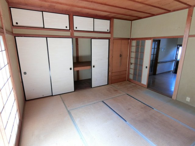 神戸市長田区滝谷町　中古戸建の和室|１階のキッチンに隣接した和室です