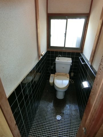 神戸市長田区滝谷町　中古戸建のトイレ|シャワートイレつき