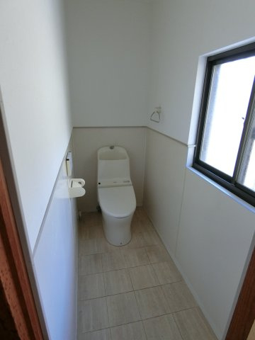 神戸市長田区滝谷町　中古戸建のトイレ|シャワートイレつき