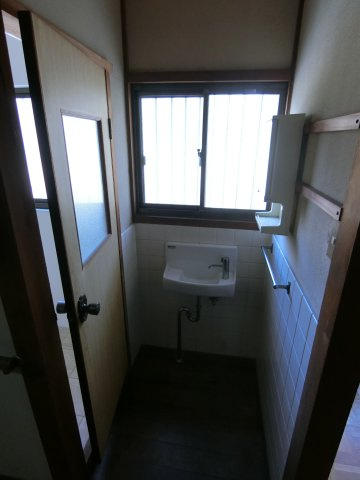 神戸市長田区滝谷町　中古戸建の洗面所|２階ホール隣接の洗面スペース