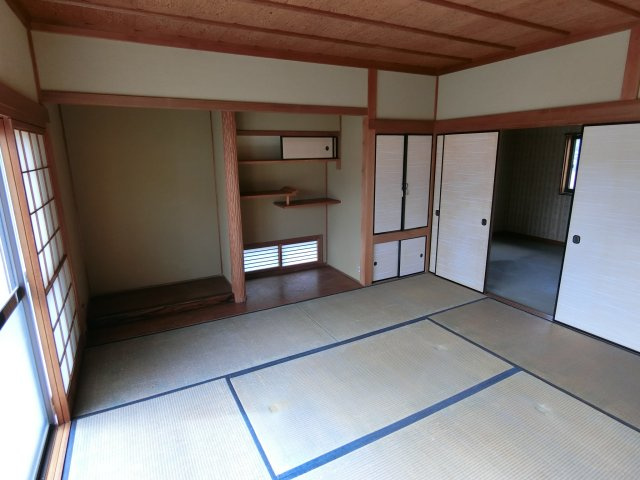 神戸市長田区滝谷町　中古戸建の和室|２階の続き間の和室　本格的な床の間と飾り棚がついてます