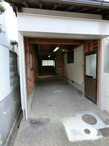 神戸市長田区滝谷町　中古戸建の駐車場|遠景に瀬戸内海の海を望みます