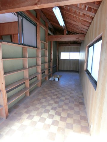 神戸市長田区滝谷町　中古戸建の収納|１階ガレージ上の納戸スペース　広々と使えます　収納力たっぷり