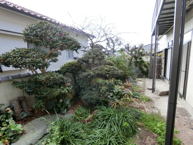 神戸市長田区滝谷町　中古戸建の庭|灯ろうや梅の木等きれいなお庭が南側にお庭にあります