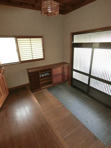 神戸市長田区滝谷町　中古戸建の玄関|室内側玄関　重厚な趣のあるかっこいい玄関ホールです　