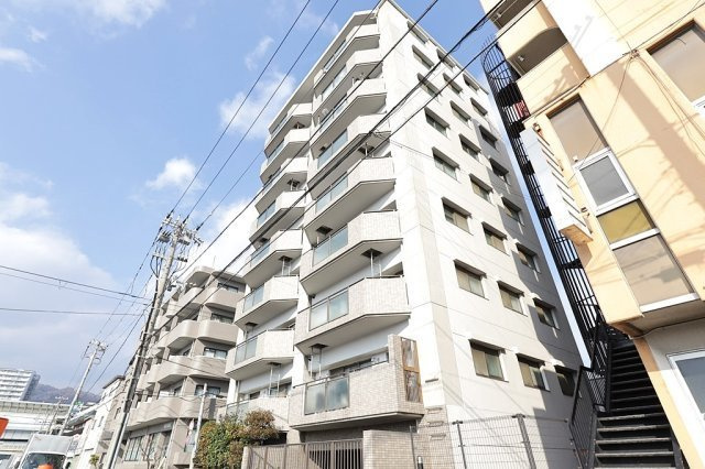 プリオーレ東灘の外観|通勤にも外出にもアクセス良好。家族でおでかけすることも増えそうですね。

