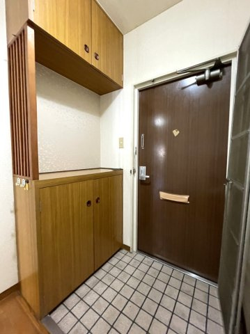 労住協第21ビル西宝町ニューマンションの玄関