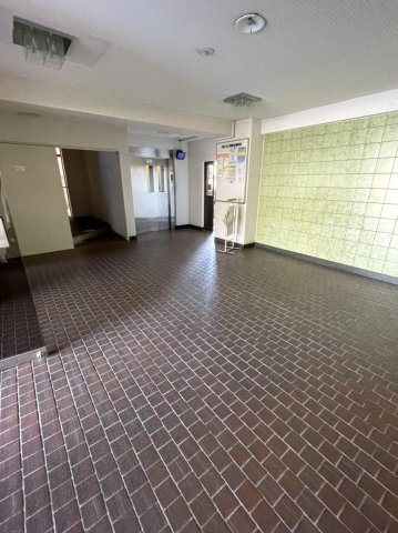 労住協第21ビル西宝町ニューマンションのエントランス
